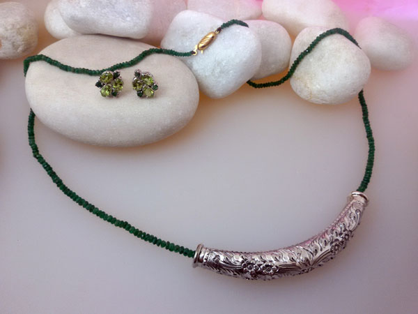 Conjunto de collar de esmeraldas con plata labrada y pendientes.. Foto 2