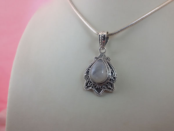 Sri Lanka Moonstone gemstone and Sterling silver pendant.. Foto 1