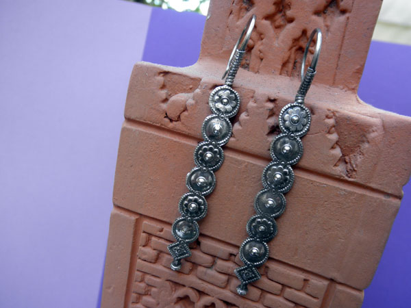 Ethnic handmade silver earrings. Foto 1