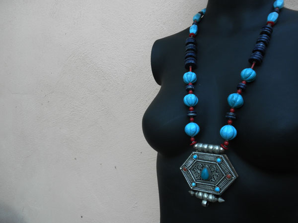 Handmade necklace with ethnic Tibetan pendant.. Foto 1