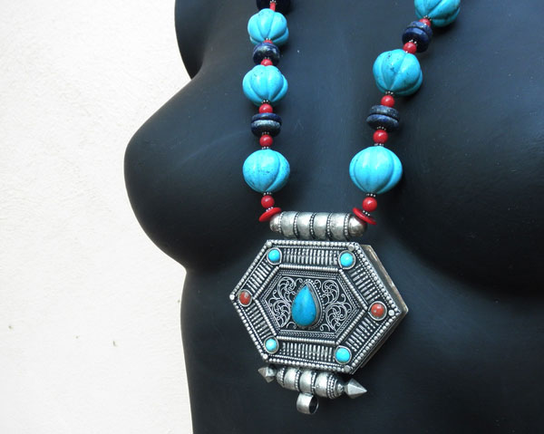 Handmade necklace with ethnic Tibetan pendant.. Foto 2