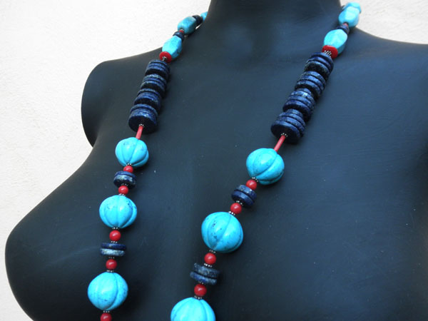 Handmade necklace with ethnic Tibetan pendant.. Foto 3