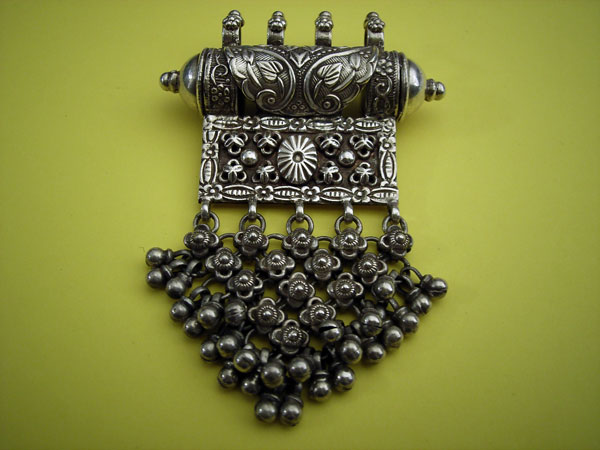 "Ta`wiz" Traditional tribal silver amulet container pendant from Karnataka, India. Foto 1