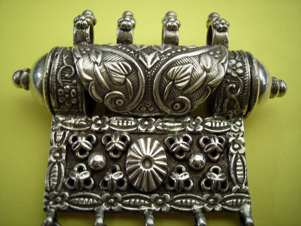 "Ta`wiz" Traditional tribal silver amulet container pendant from Karnataka, India. Foto 2