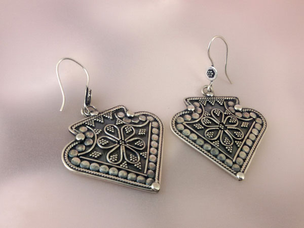 Sterling silver ethnic earrings made in Rajhastan, India.. Foto 1