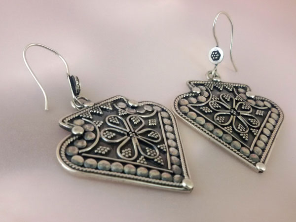 Sterling silver ethnic earrings made in Rajhastan, India.. Foto 3