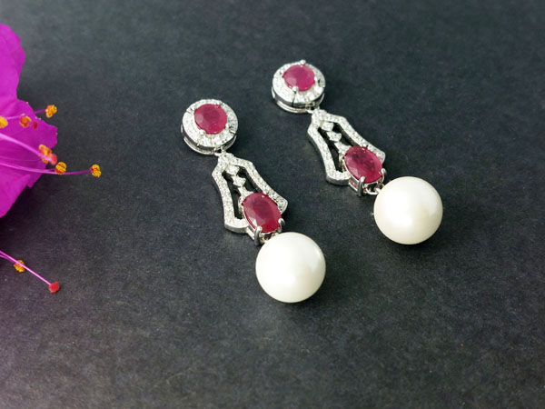 Pendientes de plata con rubis y perlas.. Foto 3