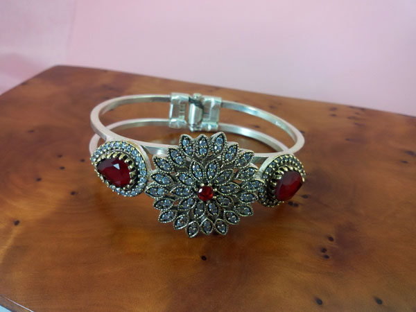 Elegante pulsera de plata y gemas.. Foto 1